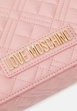Presa π Love Moschino QUILTED LOGO CROSSBODY - Borsa A Tracolla - Rosa, Donna π₯° 7 Presa π Love Moschino QUILTED LOGO CROSSBODY - Borsa A Tracolla - Rosa, Donna π₯° -Vendite Love Moschino 006f60dc476b4b0b827022f603870861