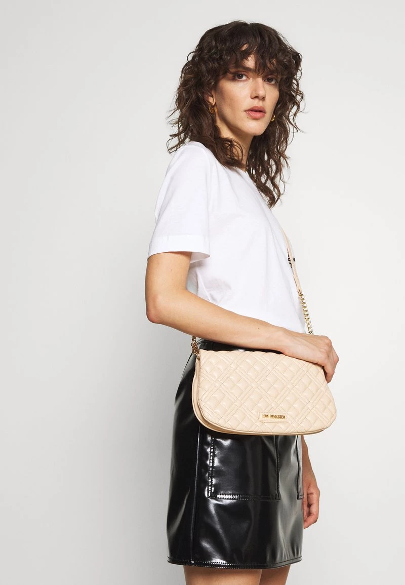 Nuovo di zecca π₯ Love Moschino QUILTED CHAIN LOGO FLAP - Borsa A Tracolla - Naturale/nude, Donna βοΈ 1 Nuovo di zecca π₯ Love Moschino QUILTED CHAIN LOGO FLAP - Borsa A Tracolla - Naturale/nude, Donna βοΈ