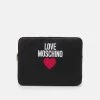 Promo ⌛ Love Moschino EXCLUSIVE 16 INCH ROUND ZIP POUCH - Borsa Porta PC - Nero, Donna 🔔