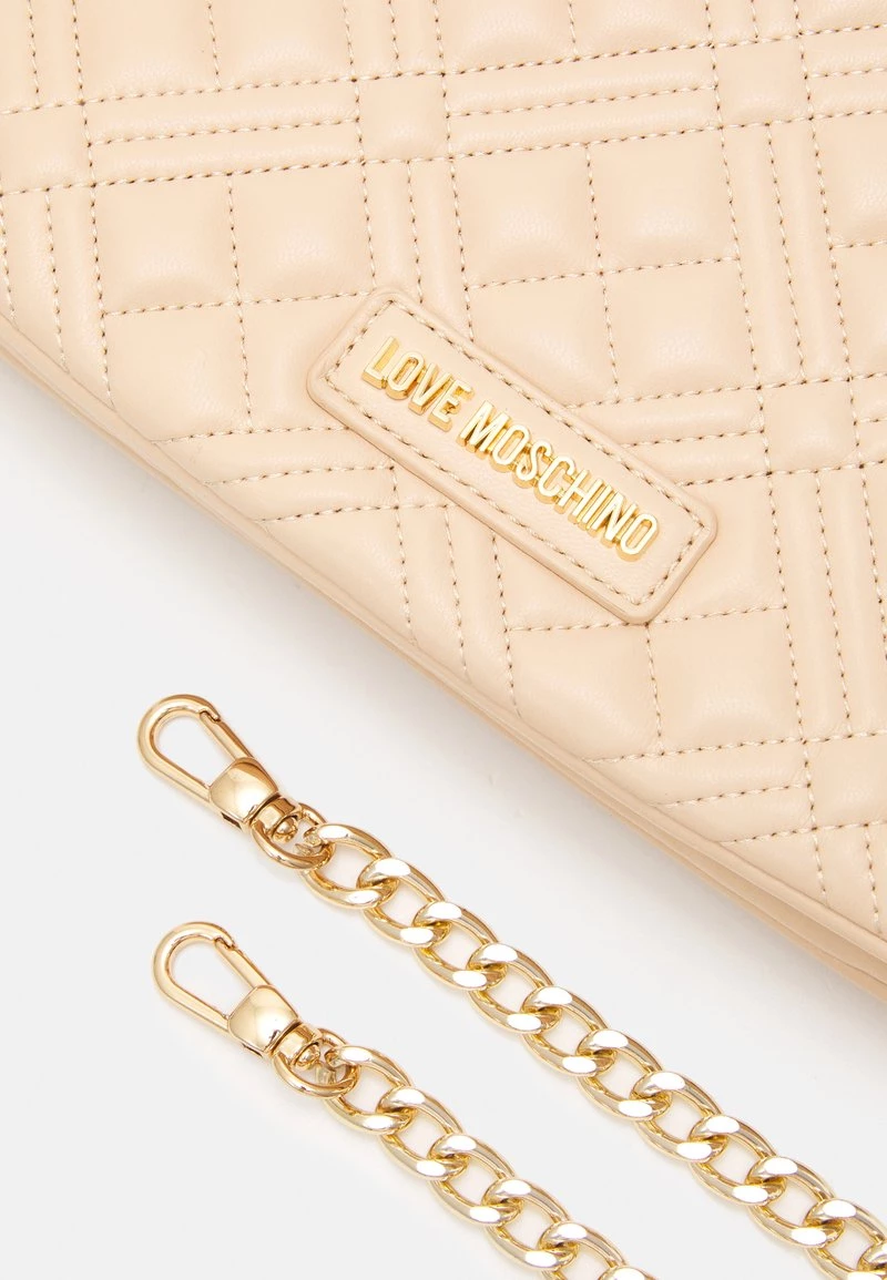 Nuovo di zecca π₯ Love Moschino QUILTED CHAIN LOGO FLAP - Borsa A Tracolla - Naturale/nude, Donna βοΈ 5 Nuovo di zecca π₯ Love Moschino QUILTED CHAIN LOGO FLAP - Borsa A Tracolla - Naturale/nude, Donna βοΈ - immagine 5