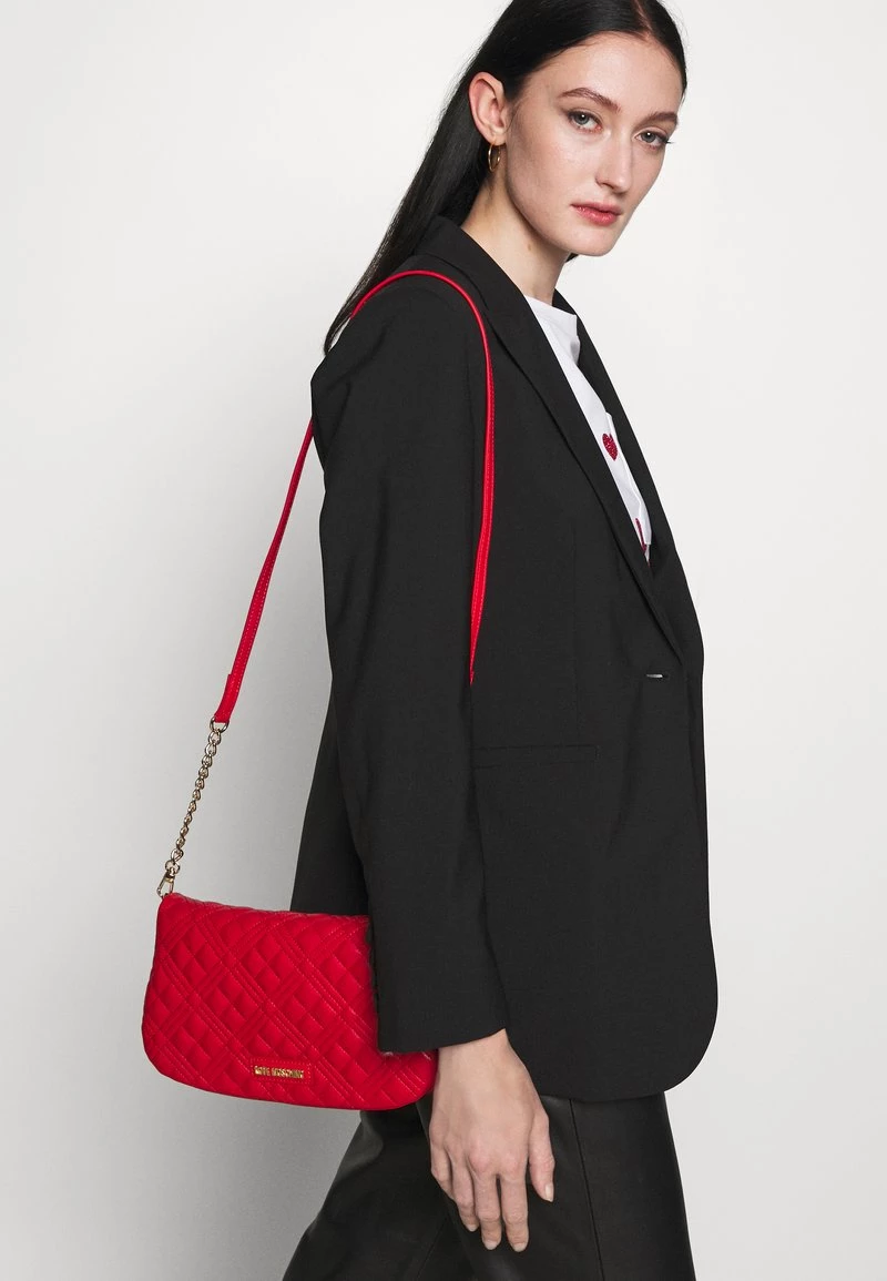 Bilancio β Love Moschino QUILTED CHAIN LOGO FLAP - Borsa A Tracolla - Rosso, Donna π 1 Bilancio β Love Moschino QUILTED CHAIN LOGO FLAP - Borsa A Tracolla - Rosso, Donna π