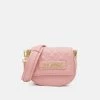Vendita all'ingrosso ❤️ Love Moschino QUILTED SADDLE BAG - Borsa A Tracolla - Rosa, Donna 😉