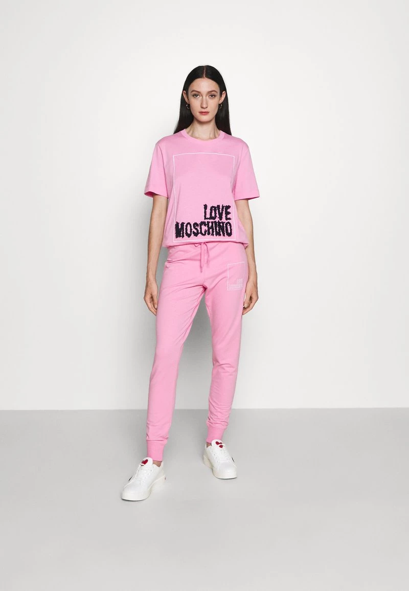 I primi 10 β Love Moschino Pantaloni Sportivi - Pink, Donna 𧨠2 I primi 10 β Love Moschino Pantaloni Sportivi - Pink, Donna 𧨠- immagine 2