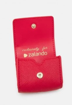 Il più economico ❤️ Love Moschino EXCLUSIVE AIRPOD PRO CASE - Altri Accessori - Rosso, Donna ✔️ -Vendite Love Moschino b4f8f772a6f742c2a10cb6875b3b1fc2