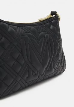 Miglior offerta 🔔 Love Moschino QUILTED LOGO CHAIN POUCHETTE - Borsa A Mano - Nero, Donna ✔️ -Vendite Love Moschino bc43d604cd4d4e6e942ebbc2d3cde40b