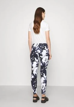 Miglior prezzo ⌛ Love Moschino Pantaloni Sportivi - White/blue, Donna ✨ 7 Miglior prezzo ⌛ Love Moschino Pantaloni Sportivi - White/blue, Donna ✨ -Vendite Love Moschino d711c9d3d1ef4d2d989ce8b6a9a76cd1