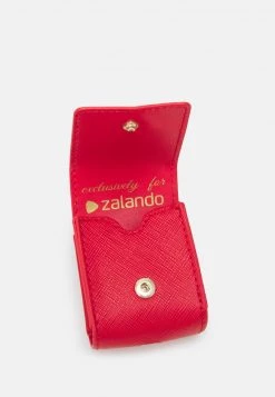 Presa ✨ Love Moschino EXCLUSIVE AIRPOD CASE - Altri Accessori - Rosso, Donna 🛒 -Vendite Love Moschino e102d2d60d8b431e842c5a9ddff277cc