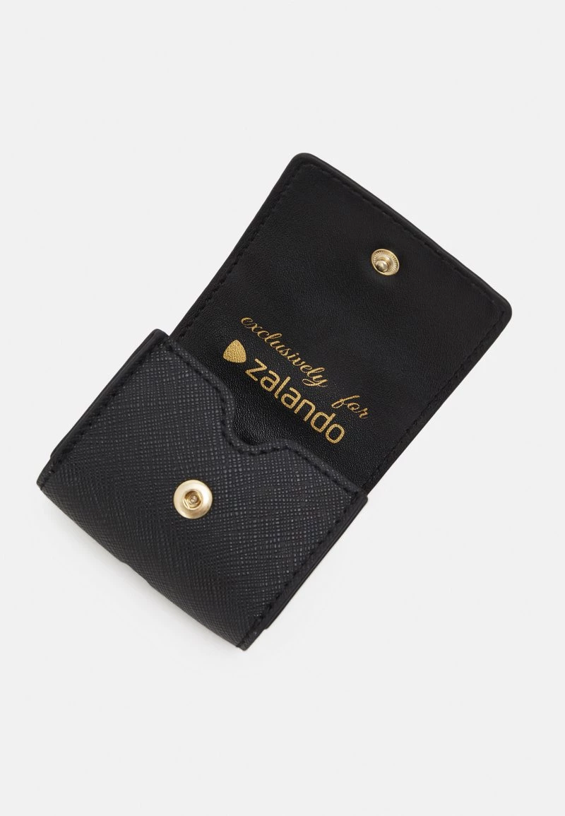 Acquistare π Love Moschino EXCLUSIVE AIRPOD PRO CASE - Altri Accessori - Nero, Donna π 5 Acquistare π Love Moschino EXCLUSIVE AIRPOD PRO CASE - Altri Accessori - Nero, Donna π - immagine 5