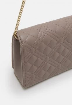 Miglior prezzo 👏 Love Moschino QUILTED CHAIN LOGO CROSSBODY - Borsa A Tracolla - Grigio, Donna ❤️ -Vendite Love Moschino f78848eeb2f54908aa1811c8d7f38ed6